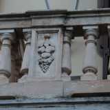 Centrale � anche il balcone in pietra, arricchito da balaustri a sezione tronco-conica rinascimentali intervallati da pilastri decorati da un motivo a festone di quercia (foto di Arianna Susca)